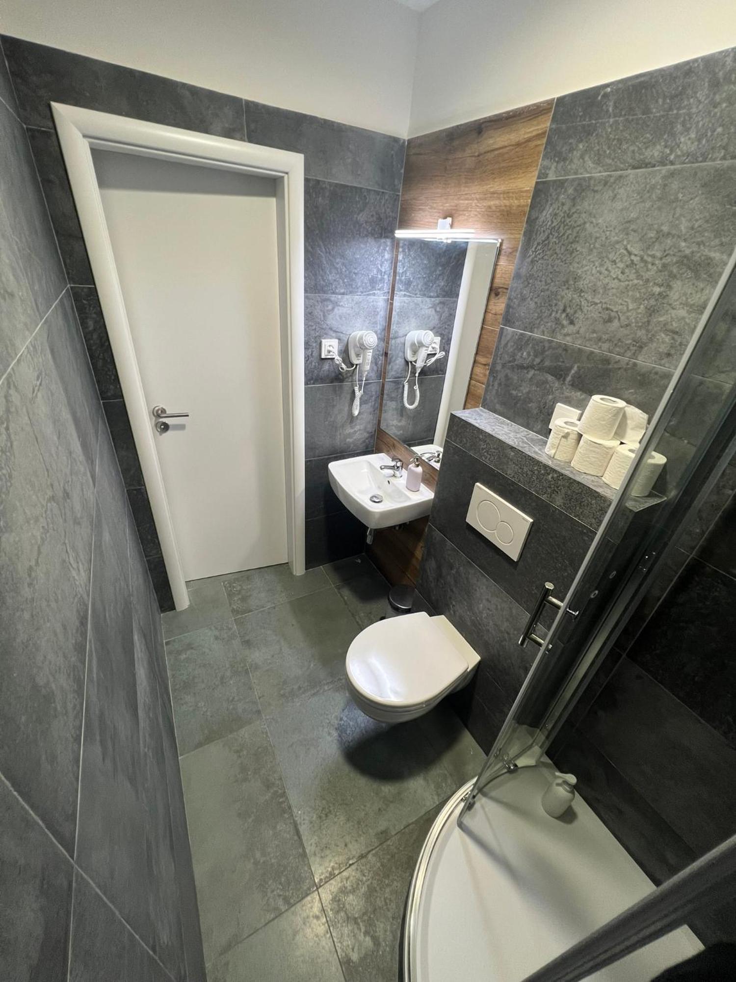 Like A Hostel Praha Bagian luar foto